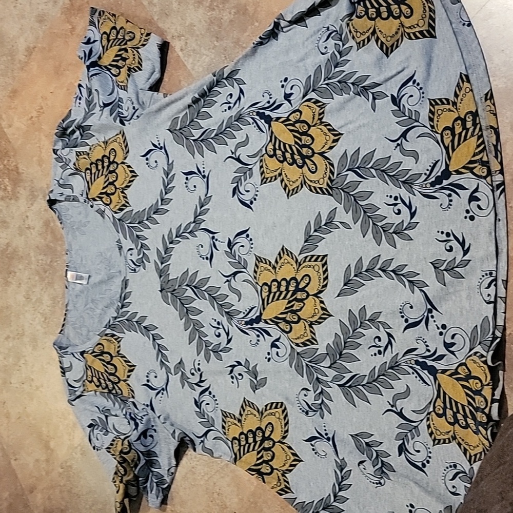 LulaRoe Irma Filigree Top sz 2XL
